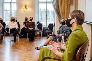 Eesti Vabariigi President klastas naiskodukaitsjaid juhtide ppepevadel