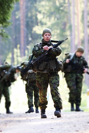 Saaremaa naised vidutsesid Naiskodukaitse koormusmatkal