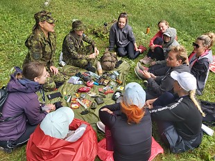 Naiskodukaitse petab Narva-Jesuus toimuvas kakskeelses ohutushoiulaagris valmistuma kriisiolukordadeks