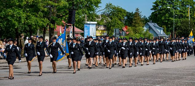 Naiskodukaitse kompanii 2015. aasta Vidupha paraadil Krdlas. Foto: Argo Nurs 