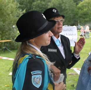 Naiskodukaitse Eesti iseseisvuse taastamise perepeval Tallinna Teletorni juures