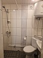 Tuba nr 7 (teisel korrusel) | V�su maja fotogalerii Tuba nr 7 - WC dushinurga ja kraanikausiga 