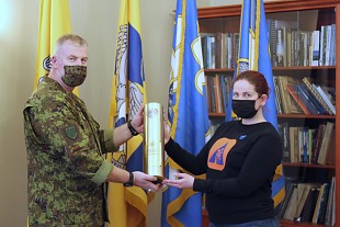 Kaitseliidu ülem annetas rändkarika Pärnumaal toimuvale Naiskodukaitse laskevõistlusele