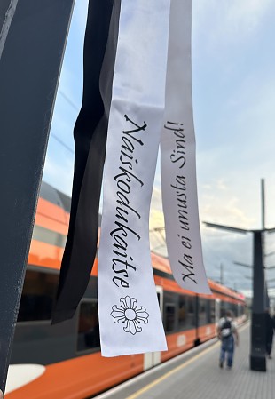 „Ma ei unusta Sind!“ Naiskodukaitsjad seovad 83 aastat tagasi kditatute mlestuseks leinalindid raudteeperroonidele le Eesti