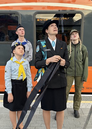 Tallinna raudteeperroonidel lehvivad leinalindid 83 aastat tagasi kditatute mlestuseks