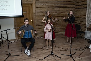 Kolm sammu sajani ehk Naiskodukaitsjad pidasid aastapevapidu