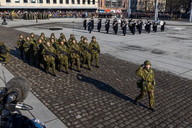 Naised iseseisvuspeva paraadil