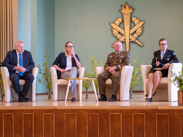 100 aastat kaitsetahtelisi naisi Tartus 