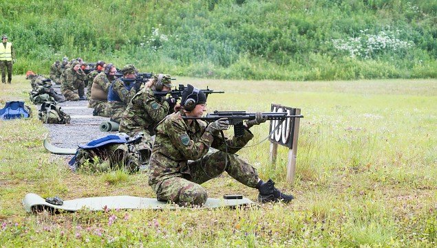 Selgusid parimad naiskodukaitsjad lahingrelvadest laskmises