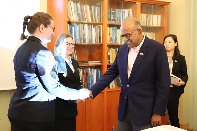 Singapuri julgeolekuminister k�lastas Naiskodukaitset